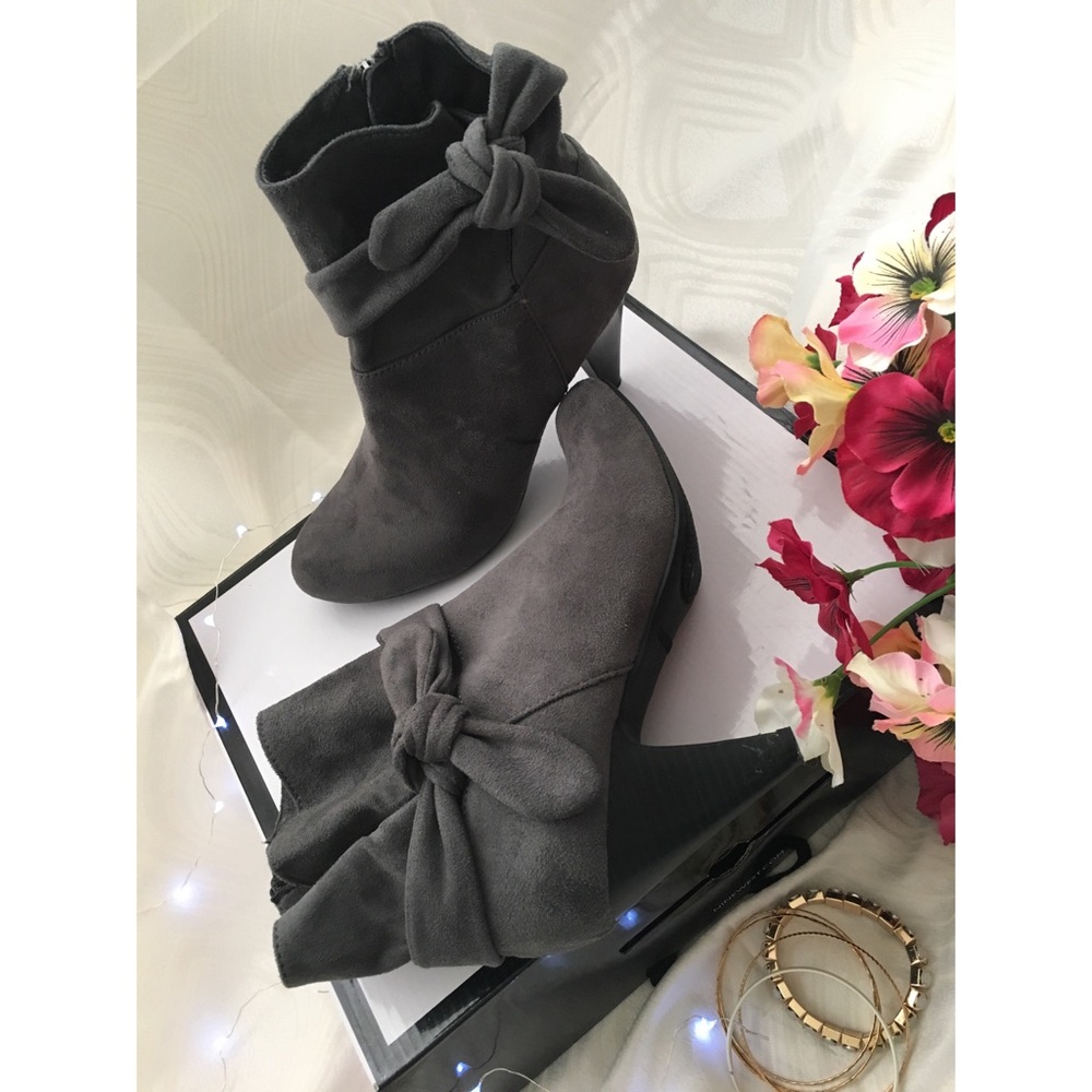 ⚫️ Gray Nine West Boot Heels ⚪️